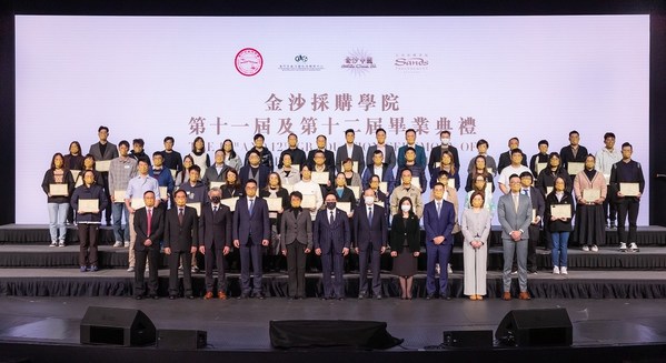 第十一屆及第十二屆金沙採購學院畢業供應商參與於12月2日在澳門倫敦人舉行的畢業典禮。學院旨在與本地供應商分享業務知識及營商技能,協助他們提升與大型國際客戶合作經驗與能力。 第十一屆及第十二屆金沙採購學院畢業供應商參與於12月2日在澳門倫敦人舉行的畢業典禮。學院旨在與本地供應商分享業務知識及營商技能,協助他們提升與大型國際客戶合作經驗與能力。