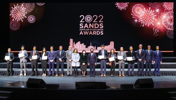 一眾獲獎的供應商代表及主禮嘉賓於12月2日在澳門倫敦人舉行的2022金沙卓越供應商頒獎禮上合照留念。此項頒獎禮是由金沙中國母公司拉斯維加斯金沙集團發起的年度活動,藉此表揚供應商的出色表現及周全服務。 一眾獲獎的供應商代表及主禮嘉賓於12月2日在澳門倫敦人舉行的2022金沙卓越供應商頒獎禮上合照留念。此項頒獎禮是由金沙中國母公司拉斯維加斯金沙集團發起的年度活動,藉此表揚供應商的出色表現及周全服務。
