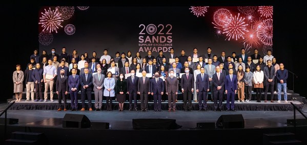 一眾獲獎的供應商代表、畢業供應商及主禮嘉賓於12月2日在澳門倫敦人舉行的2022金沙卓越供應商頒獎禮暨金沙採購學院第十一屆及第十二屆畢業典禮上合照留念。 一眾獲獎的供應商代表、畢業供應商及主禮嘉賓於12月2日在澳門倫敦人舉行的2022金沙卓越供應商頒獎禮暨金沙採購學院第十一屆及第十二屆畢業典禮上合照留念。