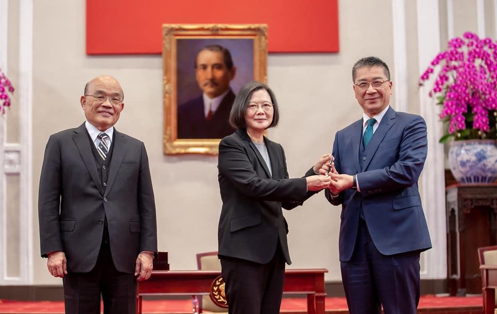 內政部長徐國勇(右)7日請辭獲准,事後發表感言,感謝總統蔡英文(中)的栽培信任。翻攝徐國勇臉書