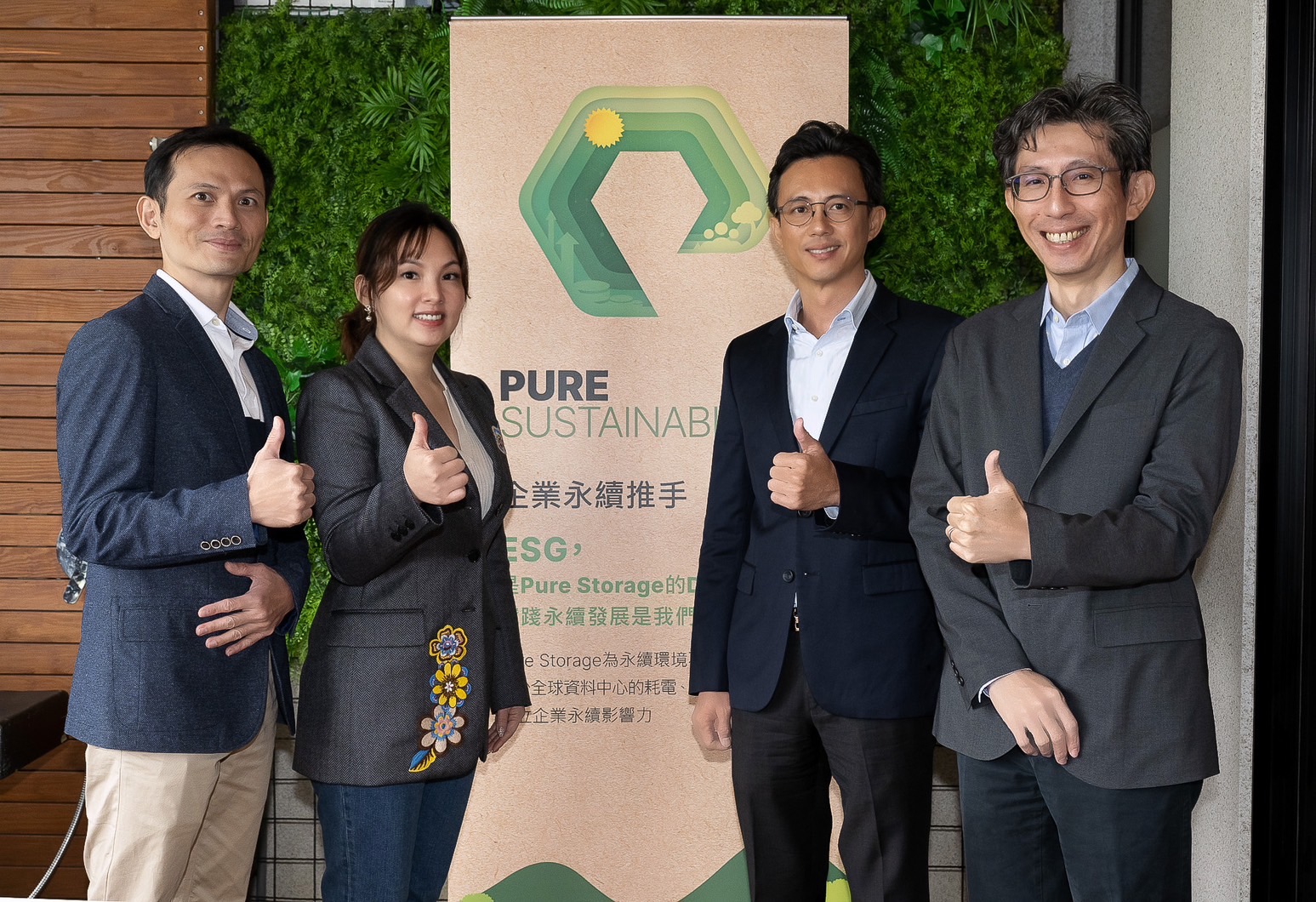 由右至左依序為Pure Storage大中華區技術總監 何與暉、Pure Storage東盟及大中華區副總裁 蔡烽隆、Pure Storage台灣區總經理 呂晏緹、Hopax聚和國際資訊長 王邦畯