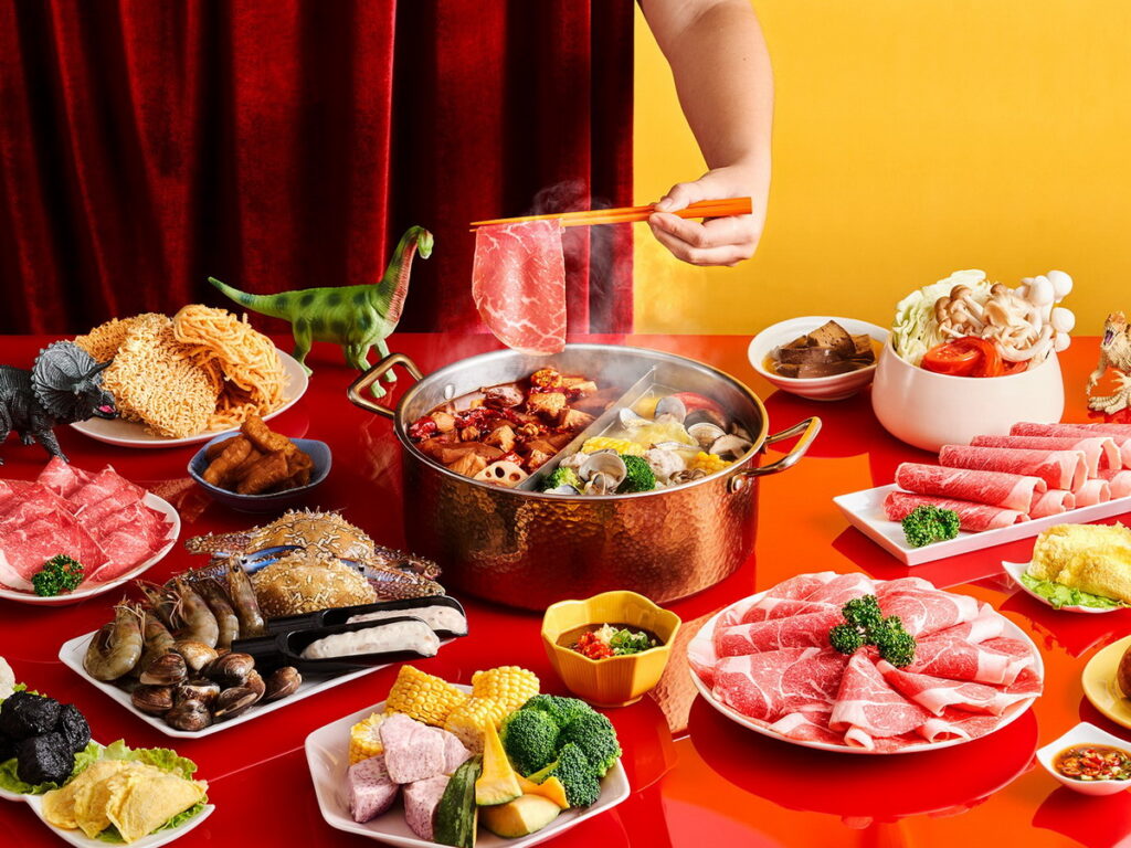 農曆新年圍爐必備,「小福利麻辣鍋」推「麻辣」與「汕頭」湯底,澳洲M8-9和牛、人氣綜合丸餃、新鮮菜盤全端上桌