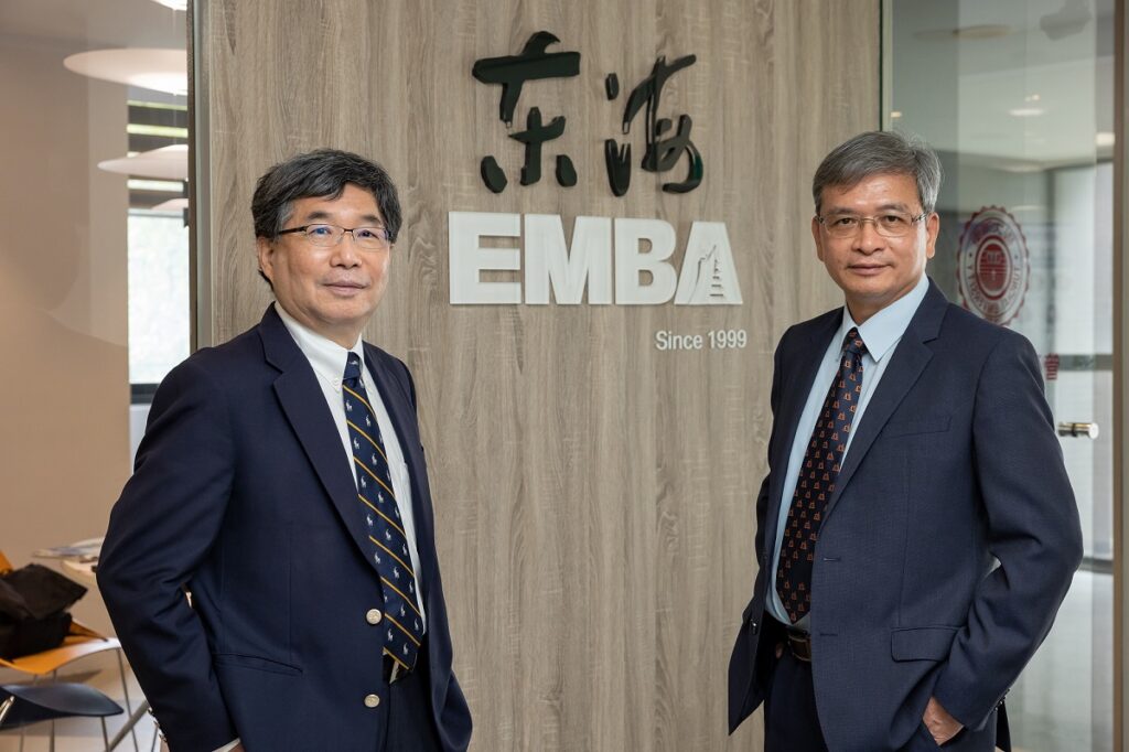 東海大學管理學院院長李書行(左)和EMBA主任許恩得,攜手共同改造EMBA旗艦型課程。(圖/東海大學提供)