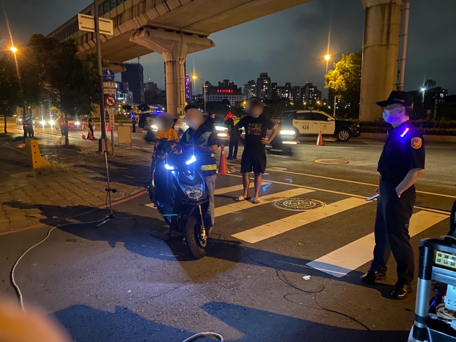 ▲員警於路口攔停疑似噪音過大車輛 (圖/台中市警察局 提供)