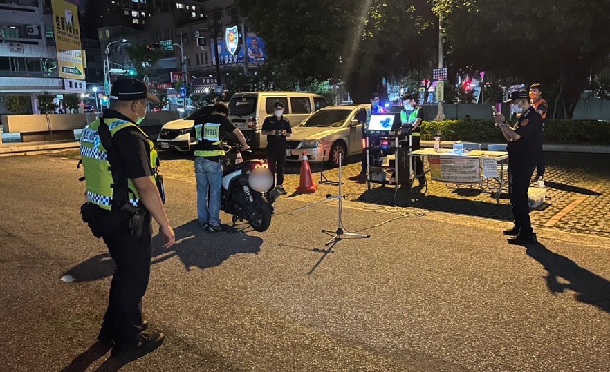 ▲員警將車輛引導至環保局噪音檢測站受檢 (圖/台中市警察局 提供)