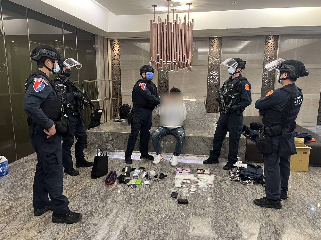 ▲專案小組逮捕羅姓毒販,查扣海洛因、安非他命、愷他命、大麻與毒品咖啡包 (圖/台中市警察局 提供)