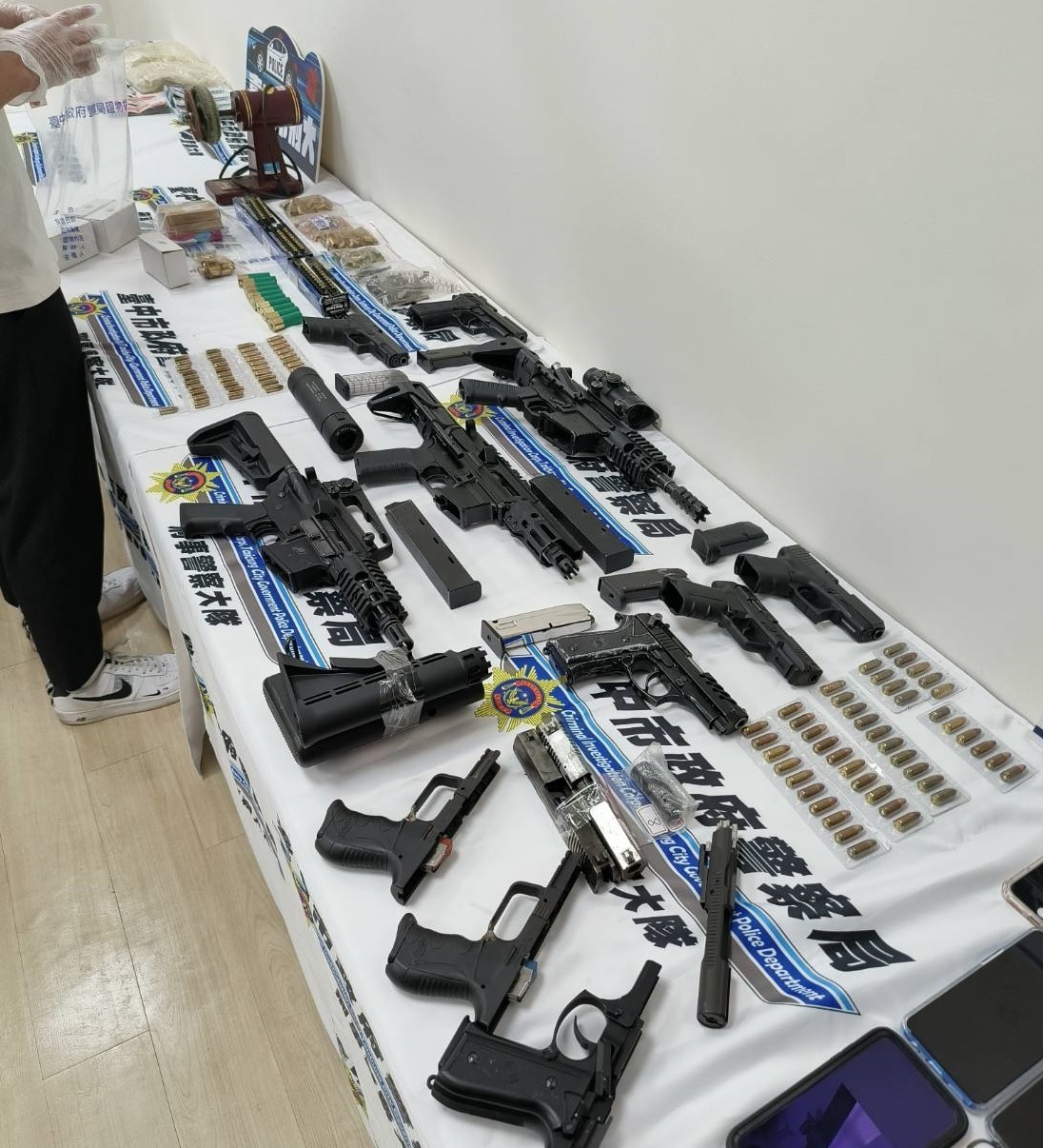 ▲警方破獲槍械改造工廠,查獲各式長短槍、電擊槍與子彈等非法槍械 (圖/台中市警察局 提供)