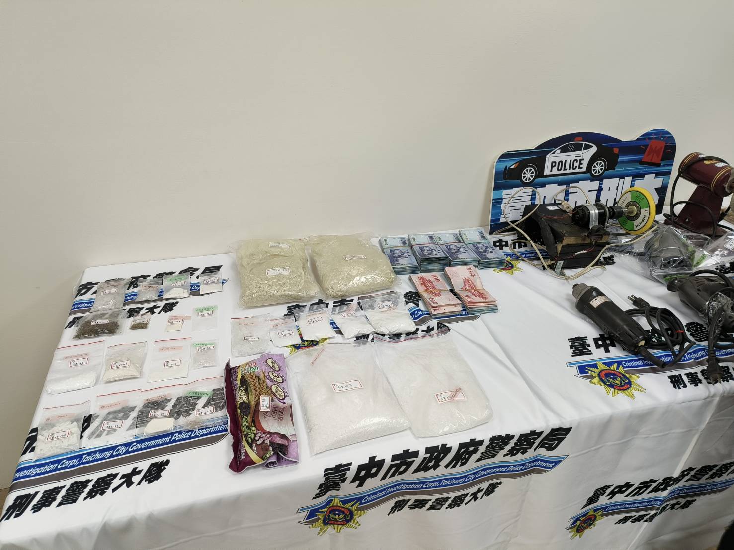 ▲警方破獲博弈機房,查獲電腦主機、螢幕、手機與現金47萬餘元 (圖/台中市警察局 提供)