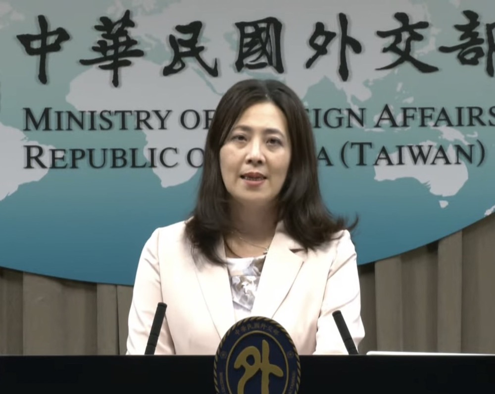 美國防授權法案定案供台100億無償軍援 外交部:關注進展 10 外交部發言人歐江安8日針對美國參眾兩院2023國防授權法案表示,該法案仍待兩院院會表決,外交部將持續關注後續進展。