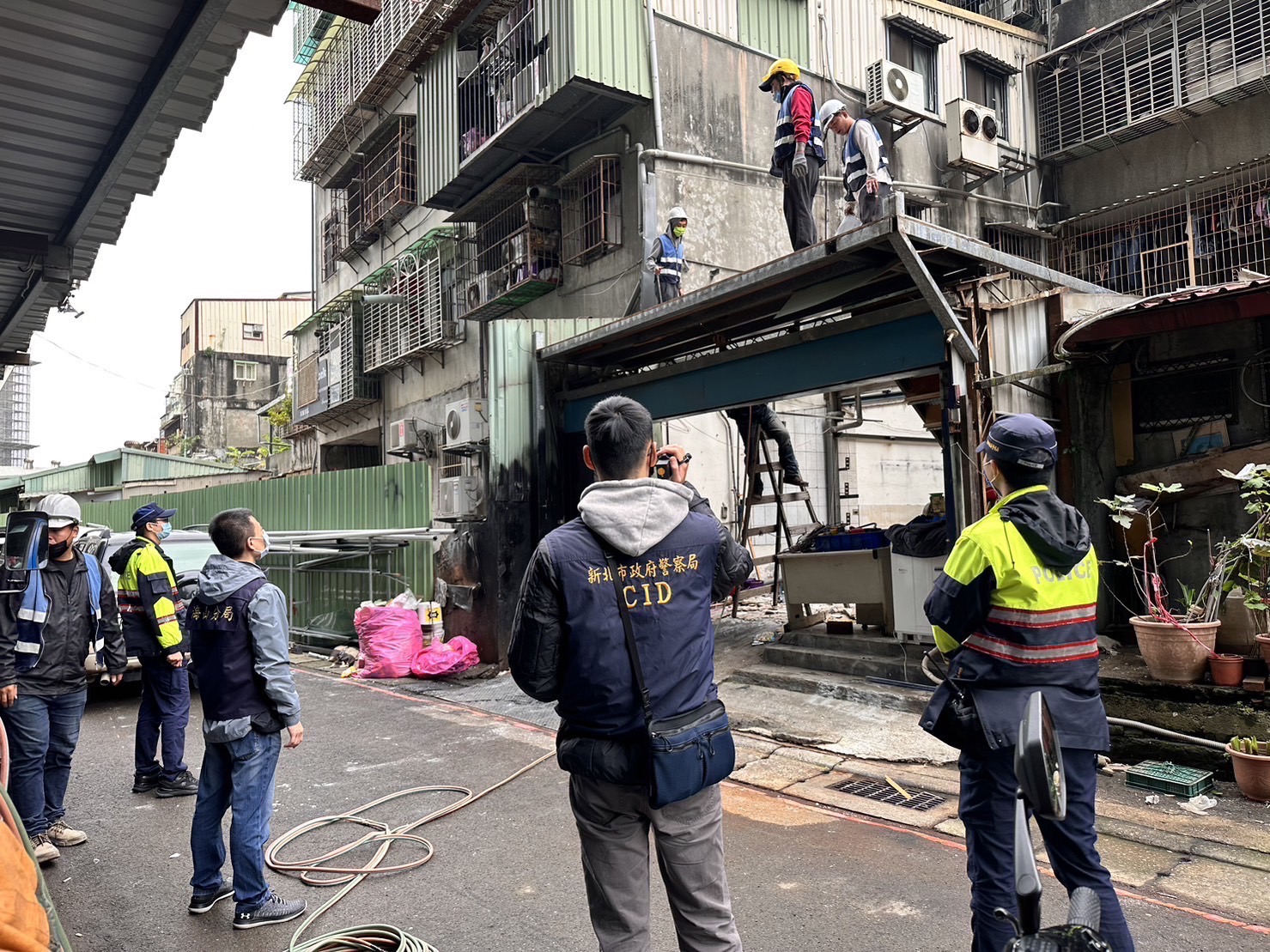 海山警與新北市府工務局、拆除隊聯合稽查,拆除隱身違建鐵皮屋內的職業賭場。(記者戴昱弘翻攝)