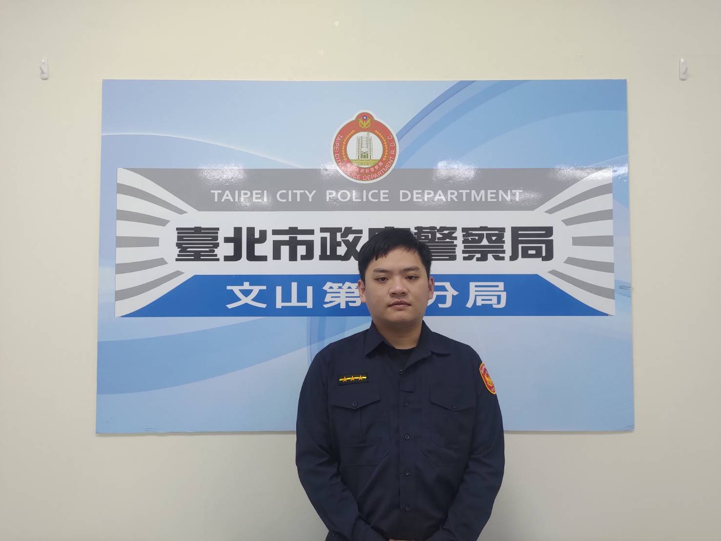 景美所警員郭韋廷暖心協助開導學童。(記者廖敏秀翻攝)