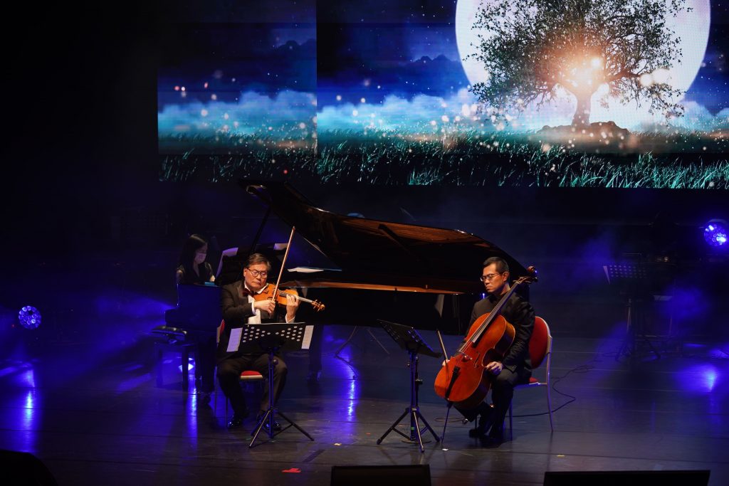 蘇顯達、陳世霖及方怡婷的「天使心鋼琴三重奏」,演繹出一首首動人曲目。