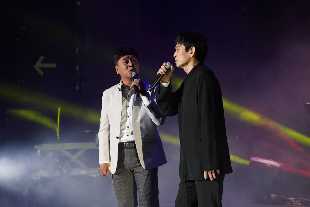 殷正洋和施孝榮用民歌組曲和活潑動人對話,號召更多人助力愛奇兒家庭。