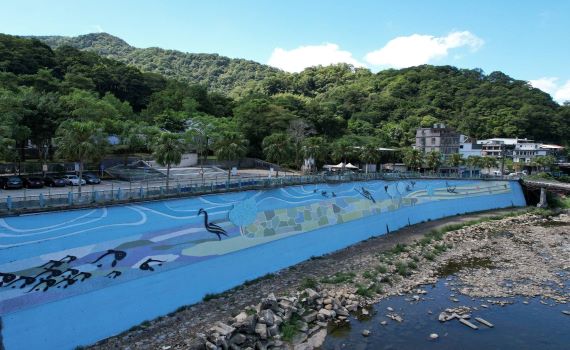 坪林北勢溪護岸牆面成畫布　馬賽克拼貼呈現茶園風光