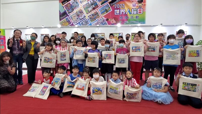 漾新聞|「世界人權日」高市教育局辦人權漫畫競賽桂林國小創意人權「袋」著走