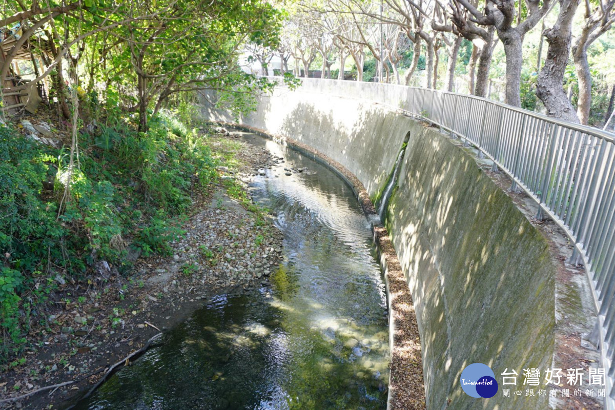 柳川排水潭北段左側護岸仍為土堤,近年逐漸崩塌,遇雨有潰堤風險。