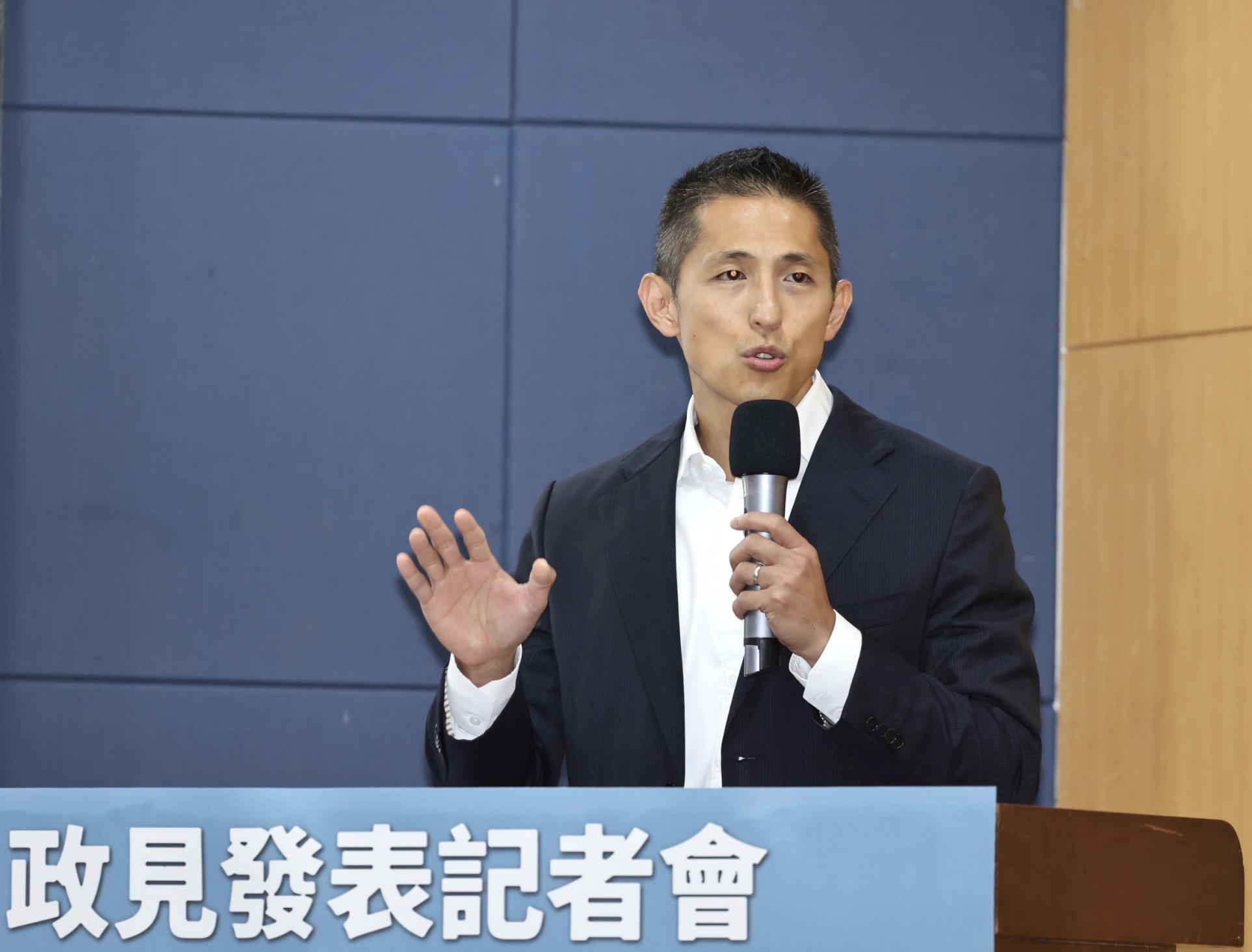吳怡農8日發表遷移松山機場政見。林啟弘攝