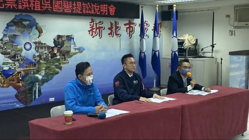 新北市議員第12選舉區候選人吳國譽(中)將提訴訟,爭取司法驗票。國民黨新北市黨部提供