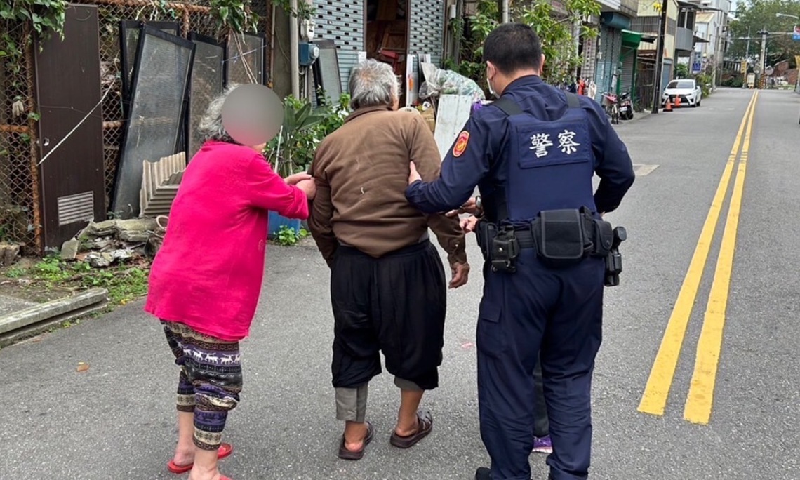 年逾8旬失智老翁迷失街頭 暖警機靈偕里長馳援返家