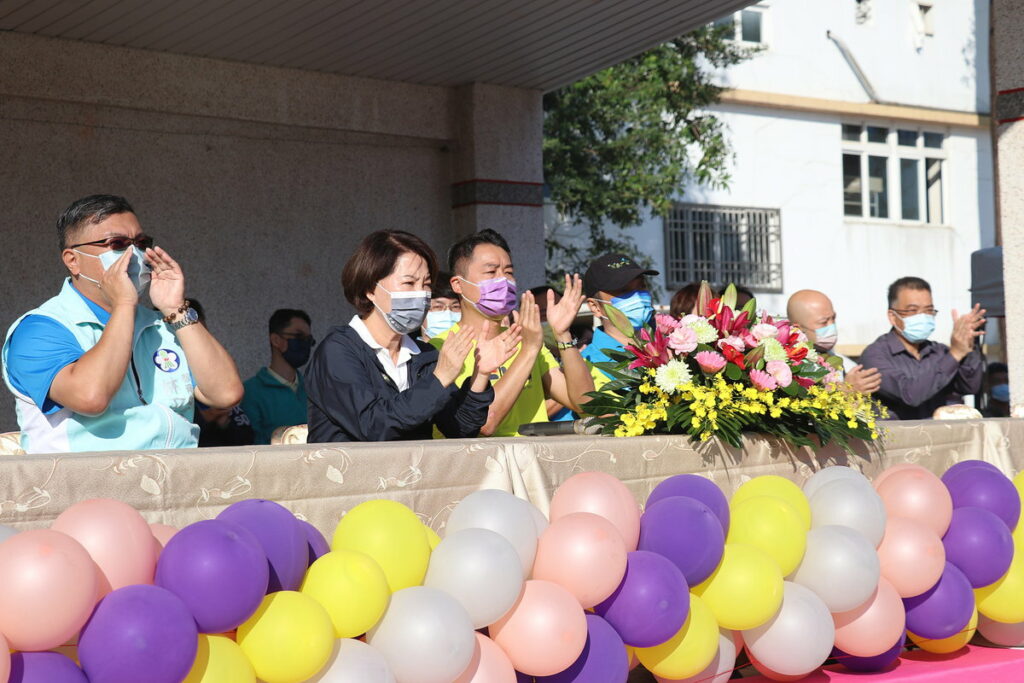 副市長對南興國中管樂表演拍手