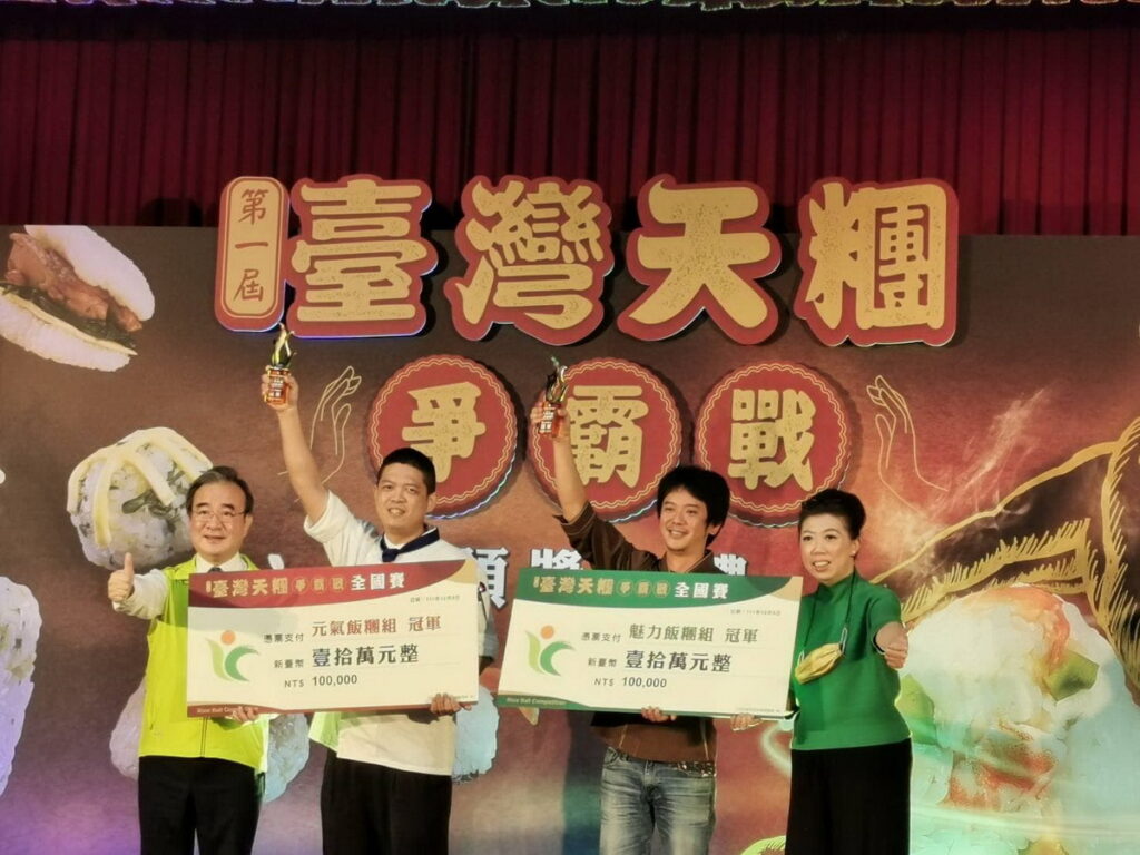 胡忠一署長及阿芳老師頒發冠軍獎項及合影