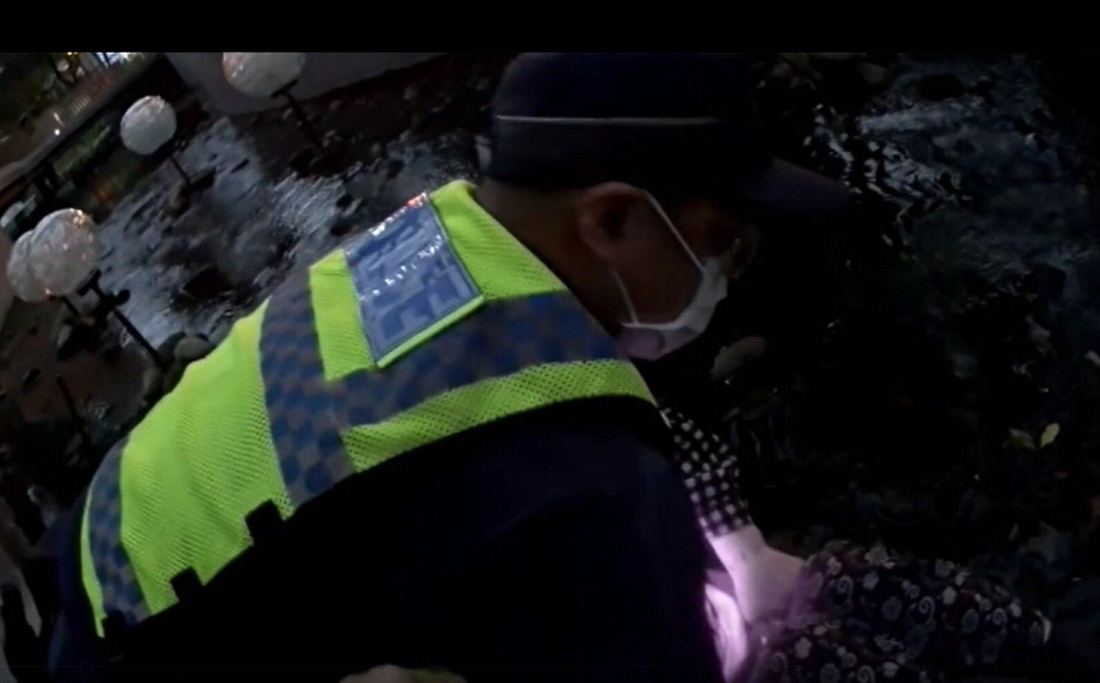 ▲員警將落水婦人抱上岸,等待救護人員到場救治 (圖/台中市警察局 提供)