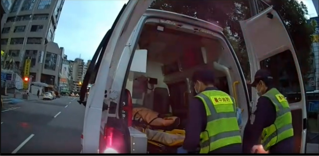 ▲救護人員使用背版將落水楊姓老婦抬上救護車送醫 (圖/台中市警察局 提供)