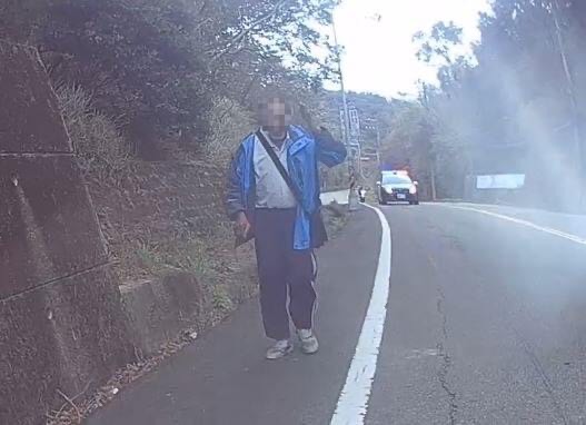 ▲ 李所長接手將腳踏車牽到平坦路段，老翁展開和藹笑容一再向所長致謝       (圖/苗栗縣警察局 提供)