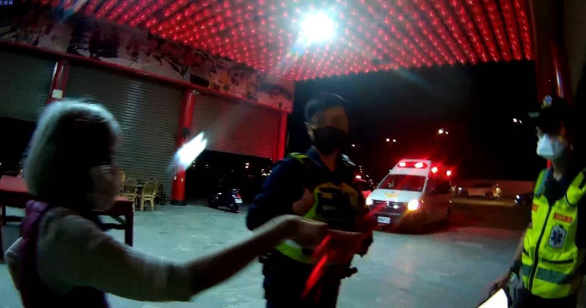 ▲在巡邏車開道引導下,恐慌症發作的盧女平安將車輛開下快速道路 (圖/台中霧峰分局 提供)