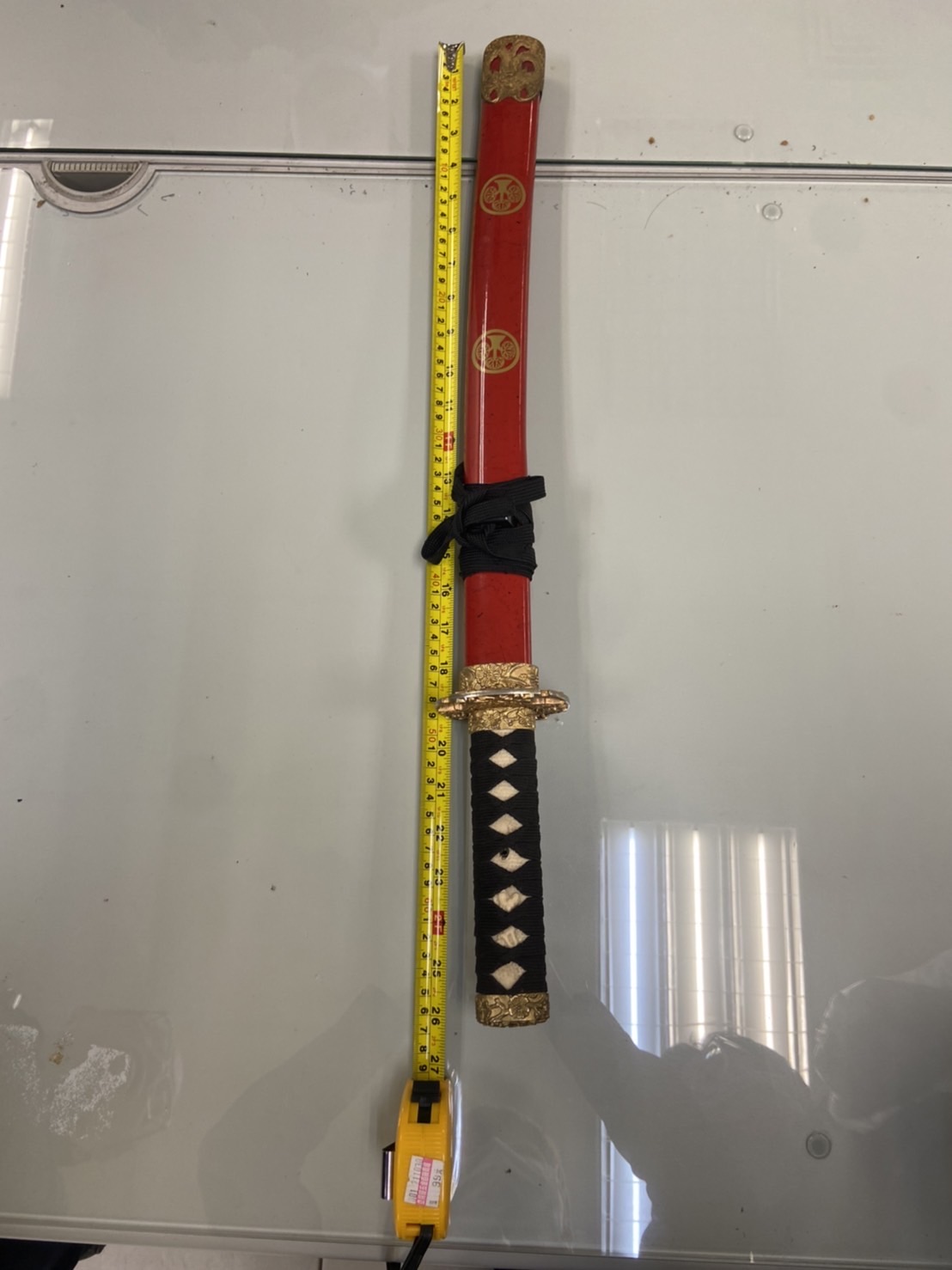 中和警於犯嫌車上搜出武士刀。(記者徐煜勝翻攝)