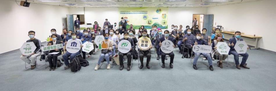 由左至右分別為桃園農業局陳冠宏股長、祥順有限公司吳敏惠經理、財團法人資訊工業策進會彭永興博士、農委會農糧署北區分署楊雨涵技正、農委會輔導處農業人力發展辦公室王勝平技正、台灣茶葉生產合作社林和春理事主席、財團法人中衛發展中心林進財總經理、財團法人中衛發展中心王世昌董事長特助、財團法人中衛發展中心莊旭芹代理處長、財團法人中衛發展中心朱家慶資深研究員。(圖/中衛發展中心提供)