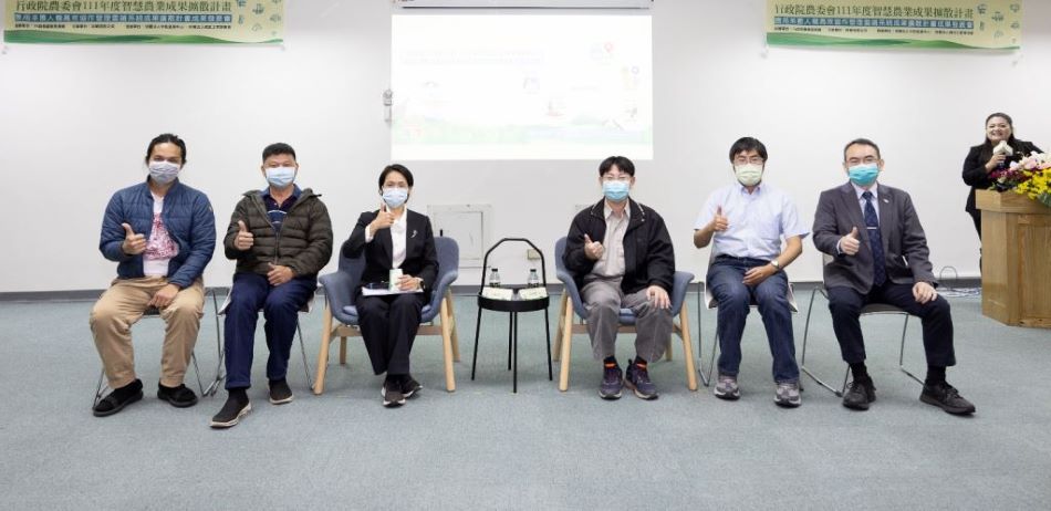由左至右分別為花蓮吉林茶園負責人謝瑋翔、南投縣名間茶葉運銷合作社理事主席李世堅、祥順有限公司吳敏惠經理、明道大學智慧暨精緻農業學系系主任劉程煒博士、資策會彭永興博士、中衛發展中心林建華經理。(圖/中衛發展中心提供)