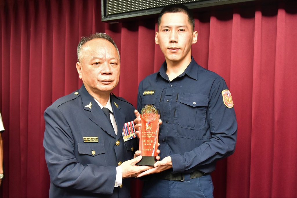 中市警局長蔡蒼柏親頒「協尋達人」第二名獎座。(圖/記者林㤈輝翻攝)
