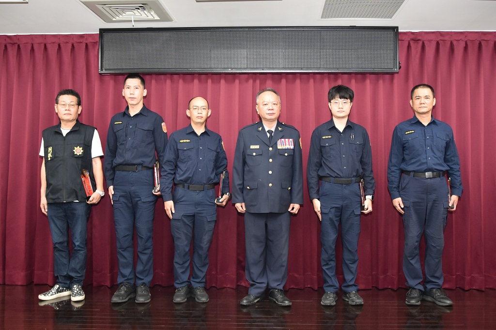 111年第3季中市警局長蔡蒼柏親頒「協尋達人」後與全體人員合照 。(圖/記者林㤈輝翻攝)