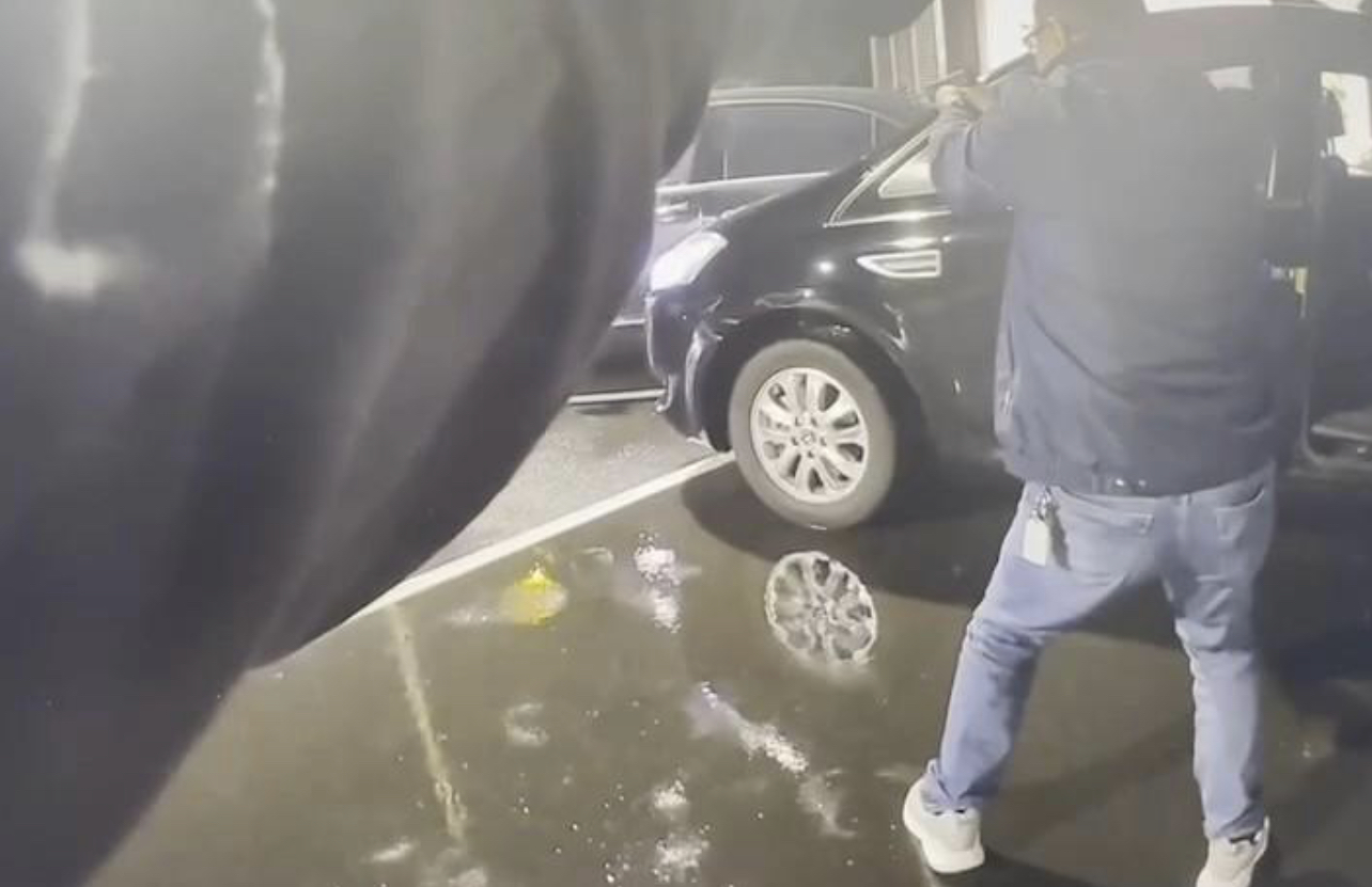 烘爐地驚傳槍戰駁火。(記者戴昱弘翻攝)