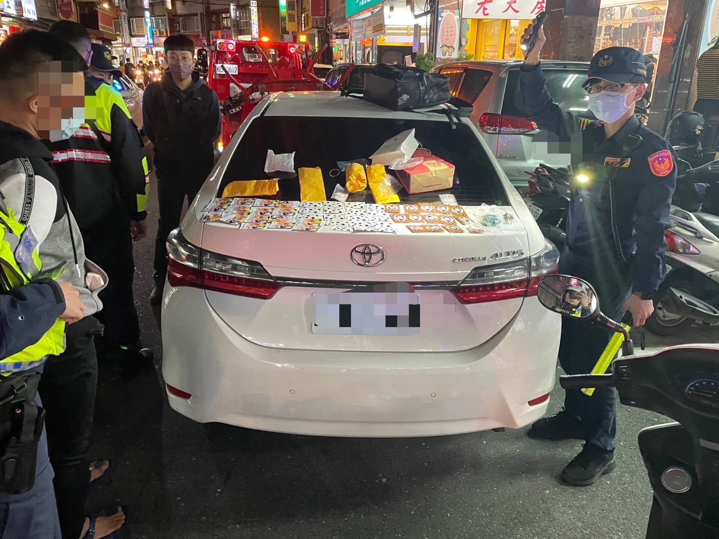 永和警於陶嫌車上搜出大量毒品。(記者徐煜勝翻攝)