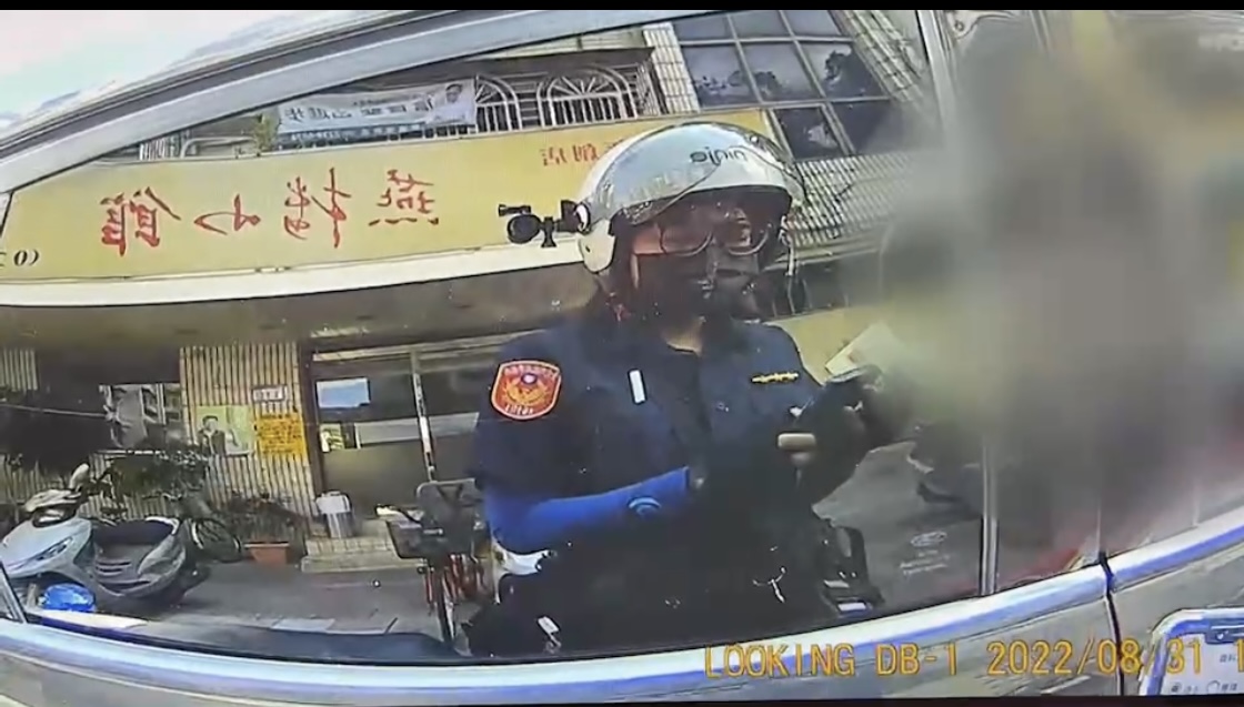 文山第一分局木新派出所警員李婕如執行巡邏勤務時發現婦人被脅迫。(記者楊國域翻攝)
