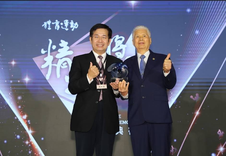 教育部潘部長文忠（圖左）頒發終身成就獎予張朝國先生（圖右）。（記者趙靜姸翻攝）
