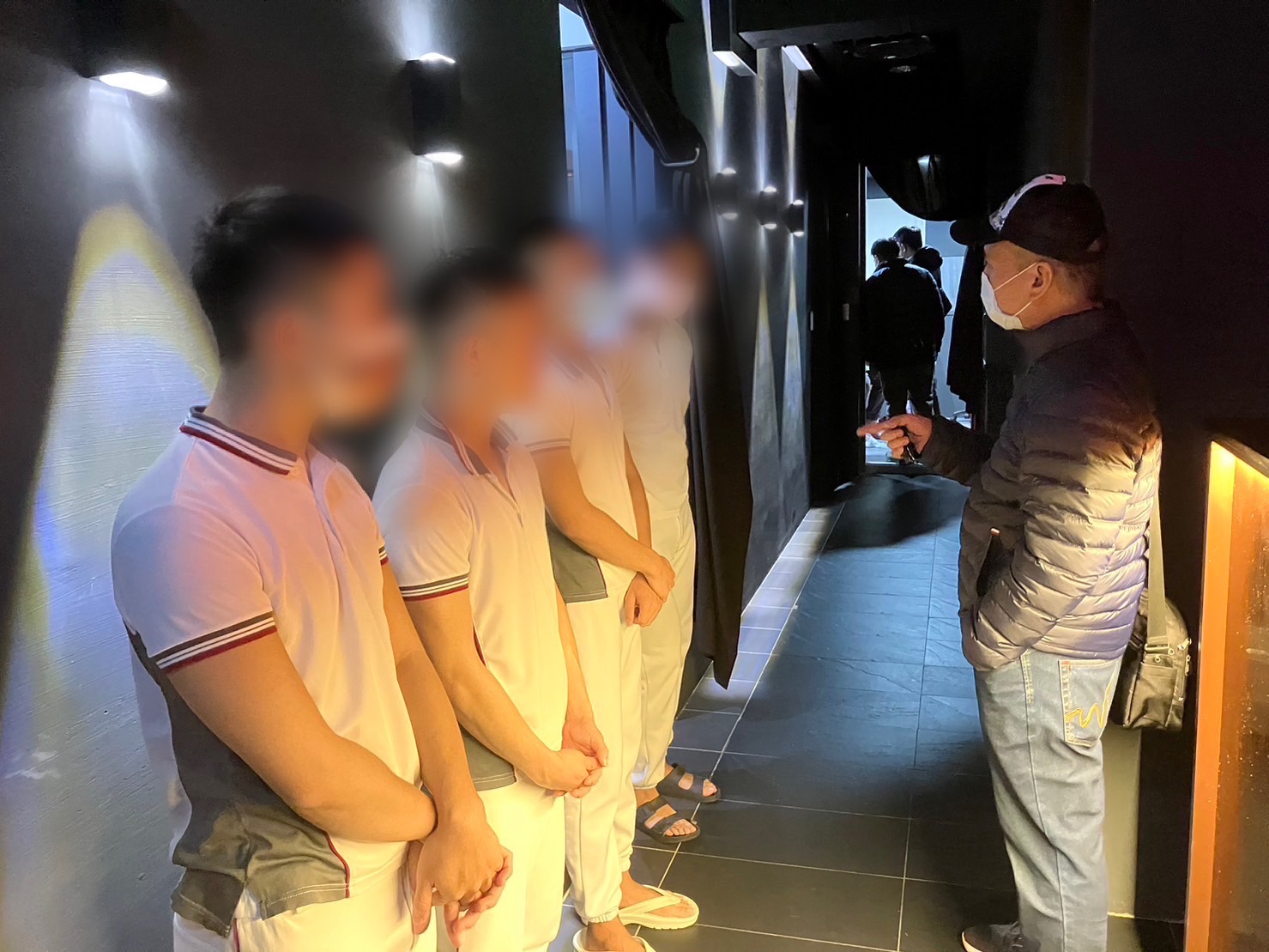 警方查緝轄內色情按摩處所與按摩師。(記者徐煜勝翻攝)