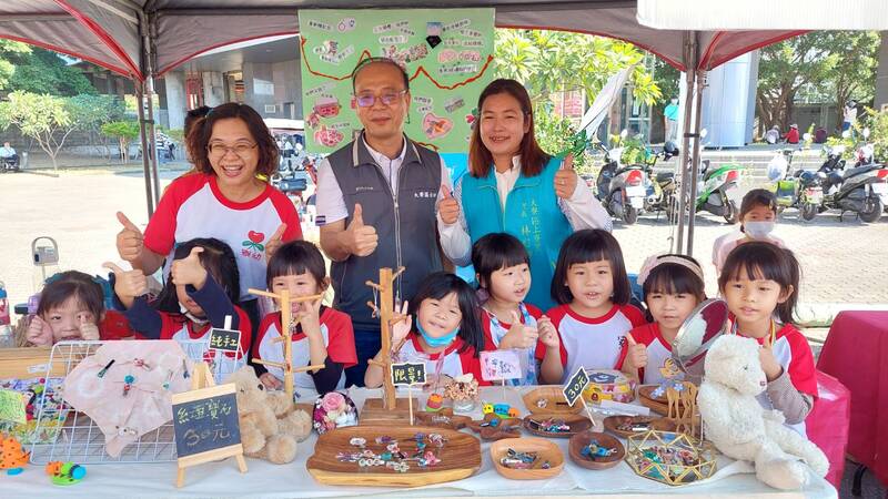 漾新聞|大寮幼兒園師生紅豆節義賣傳愛 紅豆主題課程演出讓幼兒從社區邁向國際