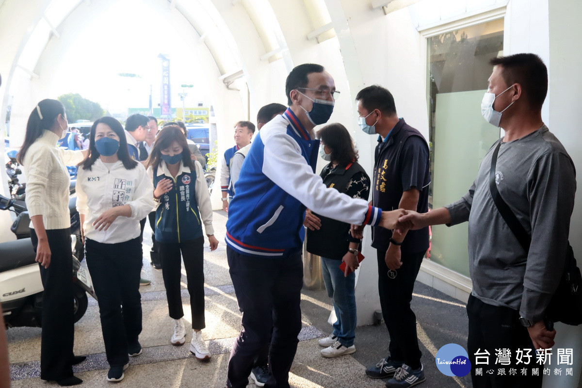 朱主席抵南投市感謝大家支持。(記者扶小萍攝)
