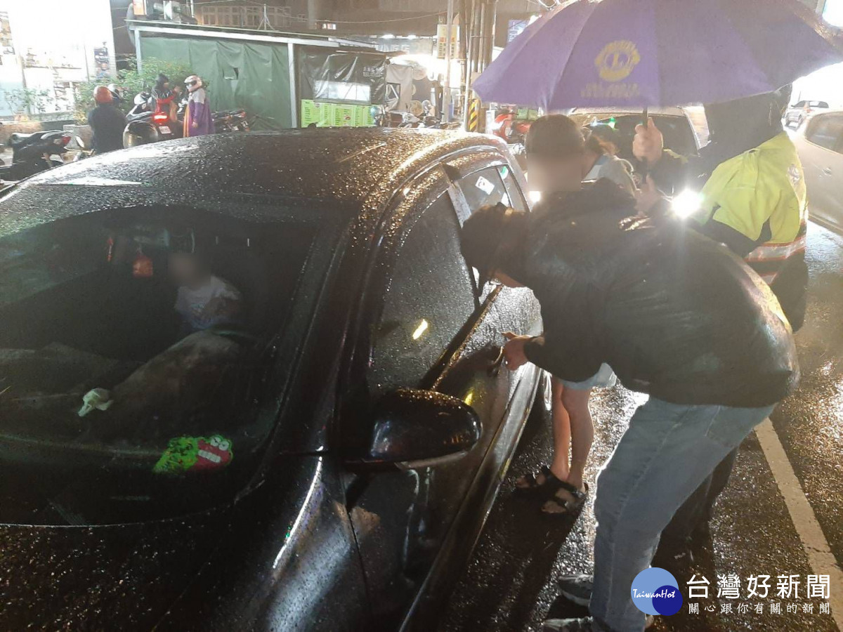 糊塗媽下車未熄火2歲童反鎖車內,警即時救援幸平安。<br /><br /> <br /><br />