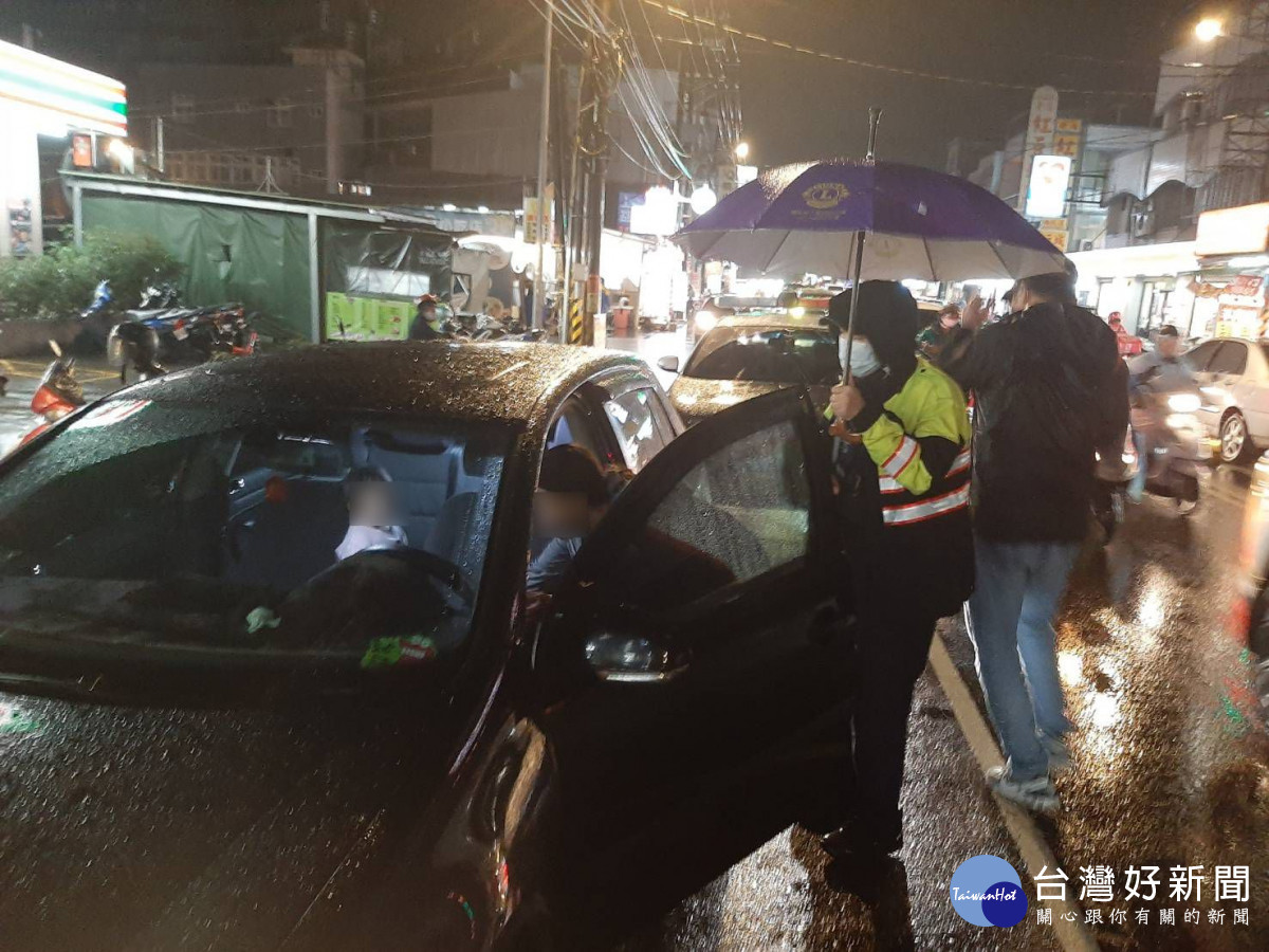 糊塗媽下車未熄火2歲童反鎖車內,警即時救援幸平安。<br /><br /> <br /><br />