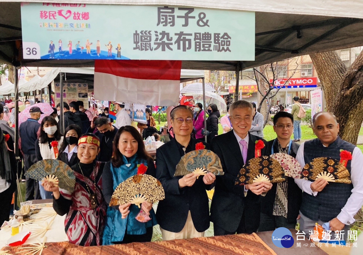 移民署署長鐘景琨(右四)、桃園市副市長李憲明(右三)及印尼代表處郭進來專員一同逛桃園新市集攤位,體驗手作印尼蠟染扇子