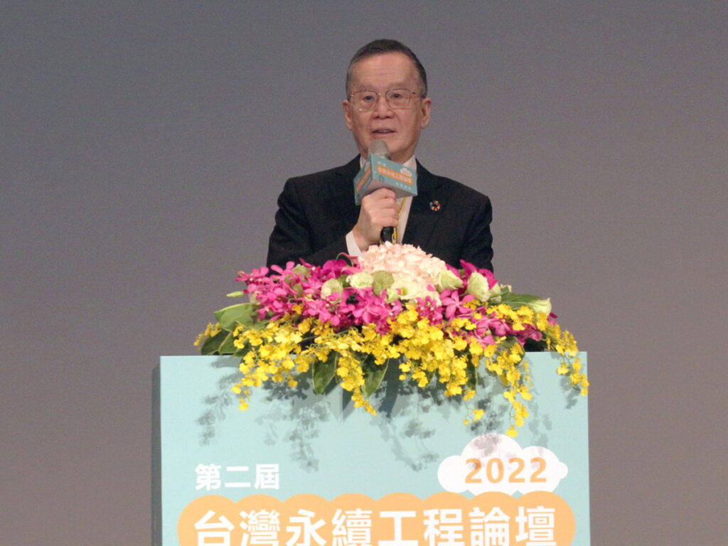 中鼎教育基金會董事長簡又新大使致詞。