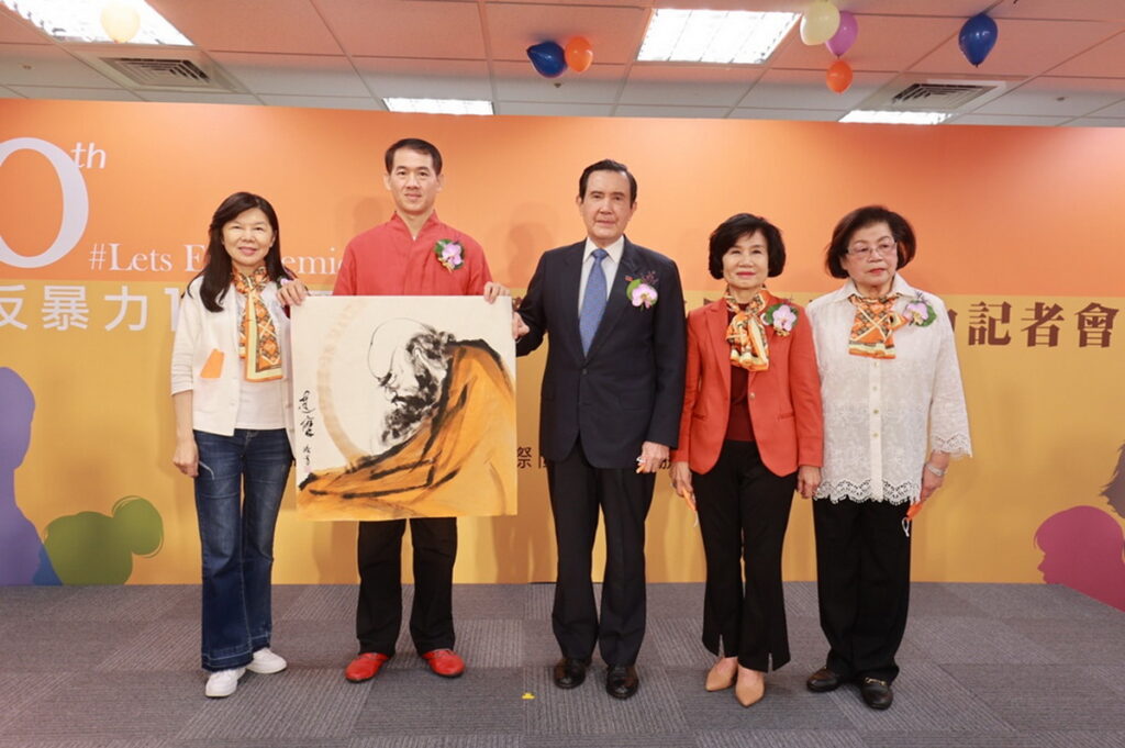圖:現代水墨畫大師余勝芳,即興創作一幅達摩畫﹐致贈給國際蘭馨交流協會義賣。(圖/國際蘭馨交流協會中華民國總會提供)