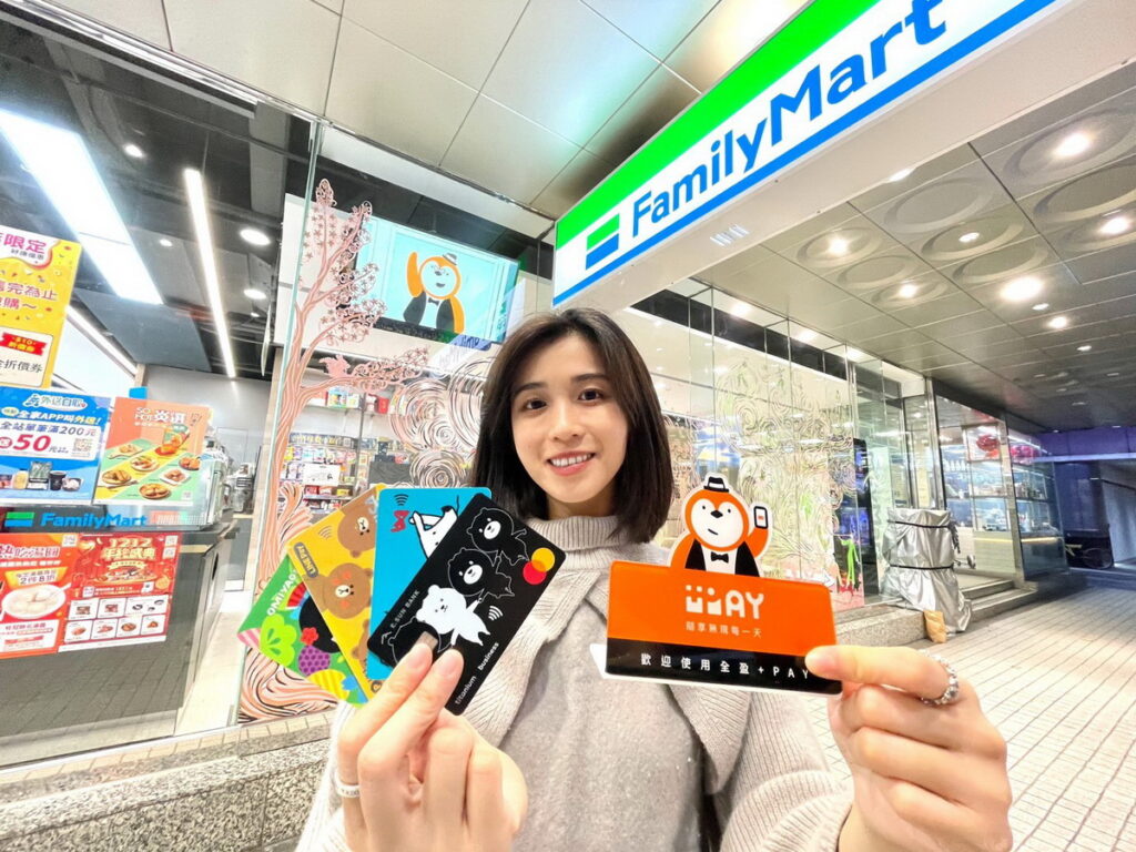 全盈+PAY 年終感謝季登場,全家便利商店更推出「點數翻倍」、「首綁回饋」與「滿額贈點」三重好康加碼,12月27日前綁定指定銀行信用卡並於「全家」消費滿200元,再送1,000點全家點數!