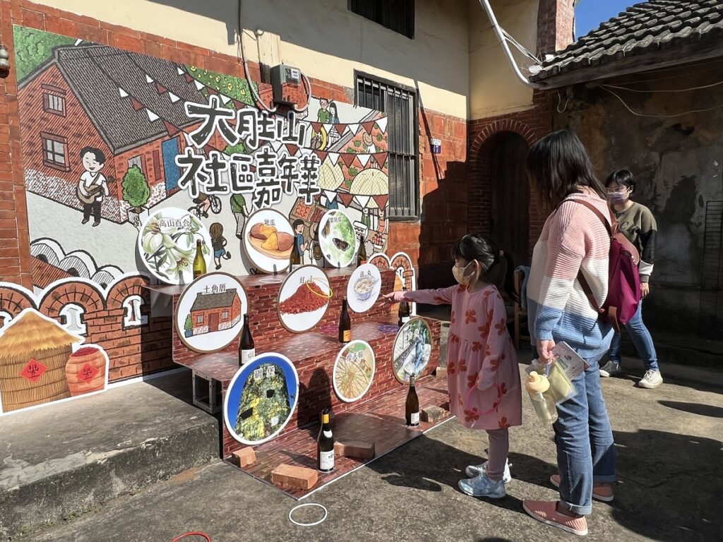 東海大學USR團隊設計遊戲,帶領民眾認識瑞井當地特色。(圖/東海大學提供)