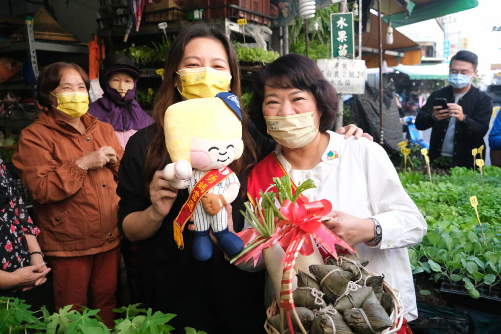 嘉義市長候選人黃敏惠每天都是一雙手握過一雙手,向市民朋友誠懇請託。