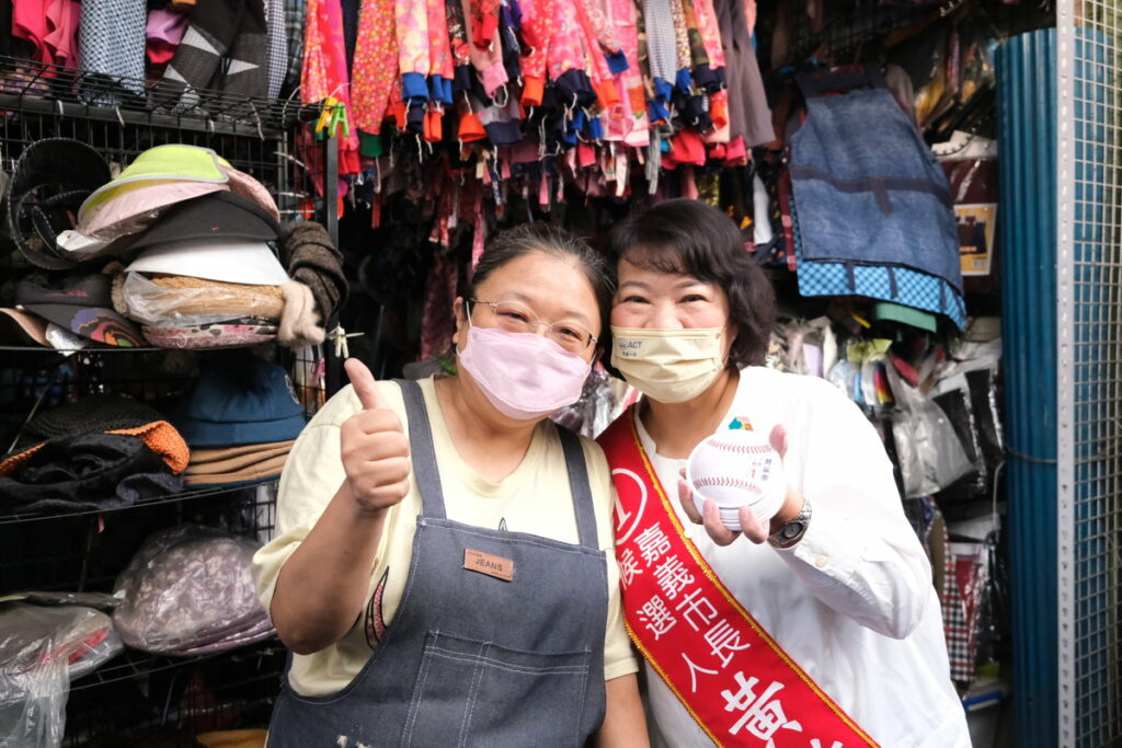 嘉義市長候選人黃敏惠每天都是一雙手握過一雙手,向市民朋友誠懇請託。